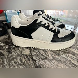 Size 8.5 Black & White tennis shoes